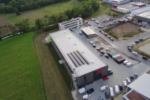  Luftbild des Betriebsgeländes der Ing. G. Werr &amp; S. Ludwig GmbH im Gewerbegebiet Niederwiesen der Stadt Bräunlingen 
Das Regenwasser der drei Dachflächen wird im Regenspeicher gesammelt und genutzt, der Überlauf unterirdisch versickert 