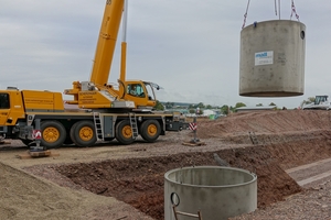  Unter dem Betriebsgelände werden Betonfertigteile eingebaut, hier zwei Behälter, die zusammen bis zu 20 Kubikmeter Regenwasser zur Nutzung bereithalten. Im Zulauf davor reinigt ein Filterschacht das Wasser, das von den ca. 2000 Quadratmetern Dachfläche stammt 