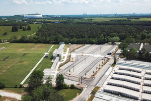  Im Zuge der Bauarbeiten erhielt die Kies-Parkfläche einen neuen Belag aus Asphalt und Rasenfugenpflaster, eine moderne Beleuchtung und Bepflanzung. Die Rigofill inspect Versickerungsanlage von Fränkische verhindert Überschwemmungen auf dem Parkplatz der Olympia-Schießanlage 