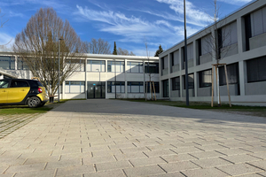  Der Lehrerparkplatz hinter der Schule wurde funktional und ästhetisch mit dem Cityblock-Pflaster vom Betonwerk Adolf Blatt aus Kirchheim am Neckar befestigt 