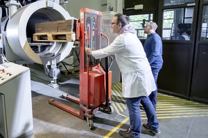  Michael Prokein (l.) und Jannick Armenat von Ruhrstoffbauwerke an der vorindustriellen Anlage zur Härtung von Baustoffen und CO2-Speicherung 