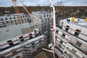  Aufgrund der klar vorgegebenen Gebäudemaße und Spannbreiten ergab sich für das Projekt ein Baustoff-Mix aus Porenbeton für die Außenwände, Stahlbeton-decken und für die Innenwände wurde Kalksandstein für den Lastabtrag und Schallschutz verwendet 