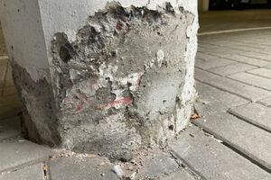  Typische Schädigungen an Sockeln von Betonstützen in Tiefgaragen und Parkhäusern. Folgen von chloridinduzierter Korrosion und nutzungsbedingten Beschädigungen.  