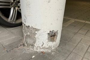  Typische Schädigungen an Sockeln von Betonstützen in Tiefgaragen und Parkhäusern. Folgen von chloridinduzierter Korrosion und nutzungsbedingten Beschädigungen.  