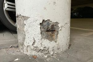  Typische Schädigungen an Sockeln von Betonstützen in Tiefgaragen und Parkhäusern. Folgen von chloridinduzierter Korrosion und nutzungsbedingten Beschädigungen.  