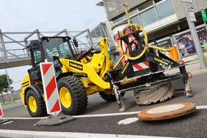  Die runde Bohrkrone mit 980 Millimetern Durchmesser grub sich in den Asphalt ein 