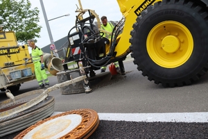  In knapp vier Minuten war das konische Loch gefräst, Metallab-deckung und Asphaltpfropfen waren herausgeholt 