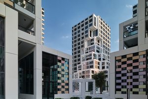  Sieben Hochhäuser unterschiedlicher Größe und mit gemischter Nutzung gruppieren sich um einen öffentlichen Platz und markieren das erste fertiggestellte Projekt des neuen Makers District in Abu Dhabi 