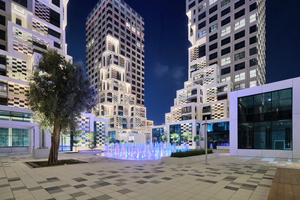  Die Plaza wirkt als kreativer Schmelz- und Treffpunkt für die vielen unterschiedlichen Nutzergruppen des Gebäudeensembles. Bepflanzungen, Wasserspiele und gastronomische Angebote erhöhen die für Abu Dhabi untypische Aufenthaltsqualität im Freien 