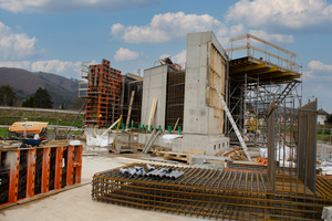  Für die neue Bahnüberführung an der Kirchstraße in Steinach wurden fünf Fertigbauteile auf einer Feldfabrik in der Nähe erstellt. Für das Rahmenbauwerk kam die Wandschalung Logo.3 zum Einsatz, für die Deckenschalung das Traggerüst TG 60 von Paschal. Mithilfe der Schlaufen (eine ist am mittleren Bauteil oben zu sehen), wurden die 100 Tonnen schweren Fertigteile mit einem Mobilkran angehoben und an die Originalposition der alten Brücken geschoben 