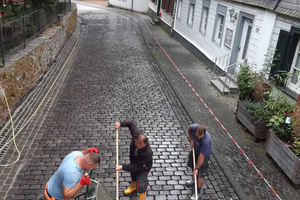  Der Mörtel wird von Hand in die Fugen eingebracht 