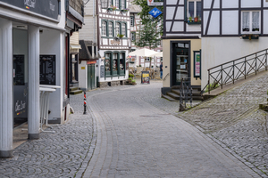  Die Straßenoberfläche bildet ein abgerundetes Dachprofil aus und erlaubt so einen zügigen Abtransport von Oberflächenwasser 