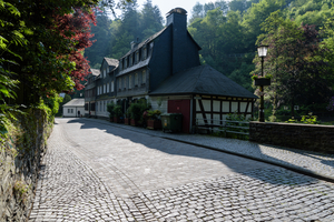  In den vergangenen Bauabschnitten wurden die zentralen Straßen in der Altstadt erneuert, auf den Gehwegen findet sich noch das alte Pflaster 