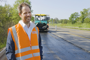  „Wir können die Prozessabwicklung mit bitumenstabilisiertem Material deutlich effektiver und schneller gestalten. Wir sind stark daran interessiert, dieses Thema voranzutreiben, weil wir uns auf die Fahnen geschrieben haben, bis 2040 Klimaneutralität zu erreichen“, so Stephan Ehlers, Technischer Gruppenleiter Strabag 