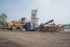  Die mobile Kaltmischanlage KMA 240i wurde baustellennah platziert und stellte aus Asphaltfräsgut unter Zugabe von Bindemitteln die neue BSM-Tragschicht her 