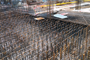 Die zwischen 2,40 Meter und 3,50 Meter dicke Bodenplatte mit hoher Bewehrungsdichte aus wasserundurchlässigem Beton erhielt eine zusätzliche sichere Abdichtungsebene mit dem Frischbetonverbundsystem SikaProof A und SikaProof P 