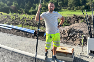  Polier Daniel Haak ist überzeugt von der neuen Software und der Zeiterfassung via App: „Bau-mobil hat mein Leben deutlich leichter gemacht. Ich tippe jetzt täglich die Arbeitszeiten von sechs Mitarbeitern in mein Handy ein, was um ein Vielfaches schneller geht, als genauso viele Blätter Papier auszufüllen.“ 