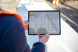 Auf dem Tablet behält die Teamleitung den Überblick über alle Einsatzzeiten der jeweiligen Mitarbeitenden 