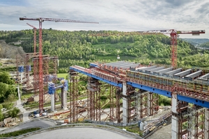 Platz ist hier Mangelware, deshalb ist die Baustellenlogistik komplex und die Kranmontage musste in zwei Schritten erfolgen. Im weiteren Baufortschritt wird einer der beiden Wolff 7534. 16 Clear noch einmal umgesetzt.  