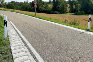  Das fertig eingebaute Wallstop Rüttel-Bankett wird direkt an den Fahrbahnrand angebaut. Es sorgt entlang der saarländischen L101 durch das Gefälle auf beiden Seiten für ausreichenden Wasserabfluss 