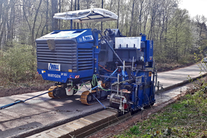  Der Gleitschalungsfertiger beim Einbau des Wallstop Rüttel-Banketts: Das Muster wird über ein speziell entwickeltes Schalungs-system direkt beim Einbau in den Beton eingeprägt. Der Beton wird per Fahrmischer „just in time“ zur Baustelle transportiert und dort von einem Offset-Gleitschalungsfertiger verarbeitet 