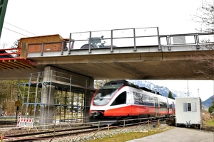  Brücke In Bad Reichenhall: Defizit durch fehlende Querkraftbewehrung sowie altersbedingter Sanierungsbedarf. Eine nachträgliche Querkraftverstärkung mit Relast Verbundankerschrauben ermöglichte die Sanierung unter laufendem Verkehr; zudem war eine Verstärkung von der Oberseite nicht möglich 