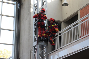  Die Spezialeinheit zur Höhenrettung der Feuerwehr Dortmund führte am Nachmittag des zweiten Kongresstages in der Stahlhalle der DASA mehrere Übungen zur Rettung von Personen vor 