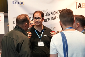 In der begleitenden Fachausstellung zum Kongress konnten sich die Teilnehmerinnen und Teilnehmer über Systeme und Produkte zur Absturzsicherung informieren und mit Ausstellern ins Gespräch kommen 
