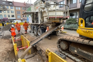  Der Flüssigboden gelangt über eine Rutsche in den Leitungsgraben 
