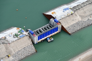  Das 45 Meter lange schwimmende Schleusentor pendelt zwischen den drei Trockendocks. Die Widerlager der Portale sind rund 21 Meter hoch 