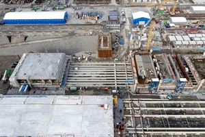  Das SPE (links) wird von der Produktionsanlage (rechts) in das Trockendock geschoben  