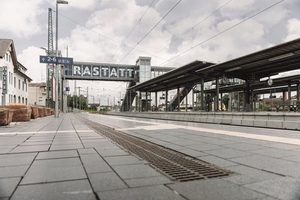  Bahnsteige werden mit Drainfix Clean Rinnen entwässert 