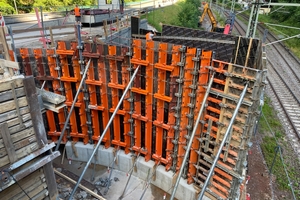  Für die Schalung der gerundeten Wände der Widerlager wurden 150 Quadratmeter der Logo.3 und der Trapezträgerrundschalung mit Klammerverbindung (TTK) verwendet. Die Radien, mit der die Schalung im Werk von Paschal in Steinach vorgerundet wurden, reichten von 2,05 Meter bis 18,15 Meter 