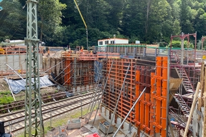  In Breitnau an der B 31 im Schwarzwald erneuert die Deutsche Bahn eine Straßenbrücke über den Gleisen der Höllentalbahn. Ausführendes Bauunternehmen ist die B+H Bau, die mit Hilfe der Schalungslösungen von Paschal die Widerlager und Bohrpfahlstützwand errichtet 