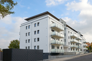  In Zeiten des Wohnungsmangels gilt es, möglichst schnell Wohnraum zu schaffen – auf wirtschaftliche und effiziente Weise. Die industrielle Vorfertigung von Wand-elementen kann hier abhelfen, da sich mit ihr Zeit und Kosten einsparen lassen 