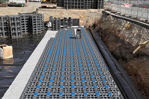  Insgesamt 21 Meter lang, 12 Meter breit und 1,32 Meter hoch ist die Regenrückhalteanlage, die die DS Smith Paper Deutschland GmbH auf ihrem Werksgelände in Witzenhausen von der Küllmer GmbH &amp; Co. KG hat installieren lassen 
