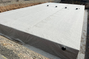  Zum Schutz vor Beschädigung wird die Kunststoffdichtungsbahn, mit der eine wasserdichte Ummantelung des Regenrückhaltebeckens erstellt wurde, beidseitig mit einem Filtervlies ummantelt 