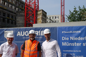  Dank der engen Zusammenarbeit zwischen Ulma und Aug. Prien geht es auf der Baustelle schnell voran. Im Bild (v.l.n.r.): Ulma-Vertriebsmitarbeiter Bernd Gielnik, Oberpolier Paulo dos Reis Silva, Aug. Prien Bauunternehmung, und Ulma-Projektleiter Marc Littgen 
