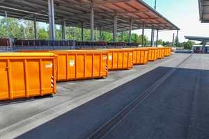  Alle 16 Container sind heute überdacht, damit durch das Regenwasser keine Auswaschung von Abfallschadstoffen stattfindet. Die Rinnensystemlösung BIRCOpur ermöglicht die umweltschonende Wasserbehandlung, -verteilung und -versickerung vor Ort (Bild l.) 