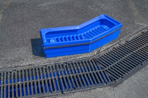  Flexibel: Auf Gehrung geschnittene Rinnenkörper und Abdeckungen sowie passgenaue Sedimentationsboxen erleichtern die plangerechte Installation. Die leicht einsehbare Sedimentationsbox lässt sich zur Wartung entnehmen, ausspülen und wieder einsetzen 