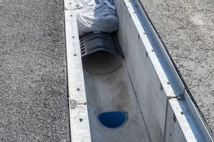  Getrennte Module: Die blauen Sedimentationsboxen nehmen zur Grobreinigung alle Feststoffe wie Steine, Laub und Schwebteile auf. Anschließend entziehen die Granulatfilterkissen dem vorgereinigten Niederschlagswasser organische und anorganische Schadstoffe 