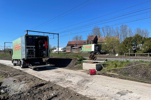  Neben einem Materialwagen gehört ein Lkw mit der UV-Anlage zur Baustelleneinrichtung 