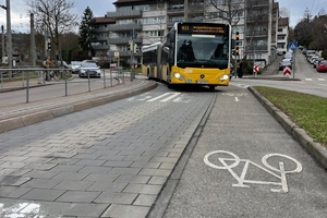  Trotz bisher 500.000 Bussen, die seit der Sanierung die Fläche überfahren haben, liegen die Pflastersteine noch sehr gut  