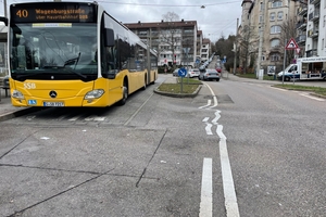  Während der Asphaltbelag sich leicht verschoben hat, zeigt sich die Pflasterfläche in einem guten Zustand 