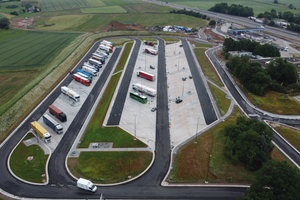  Der neue Parkplatz bietet Stellplätze für 96 Lkw. Die 24 Zentimeter dicke Betondecke ist eingefasst von monolithischen Bord-Rinnen-Anlagen. Alle Beton- und Asphaltarbeiten wurden von Unternehmen der Schnorpfeil-Gruppe ausgeführt 
