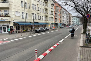  Zur besseren Sichtbarkeit sind die Betonelemente in Reflexin weiß ausgeführt – jeweils das erste Element einer Reihe in rot-weiß mit einem rot-weißen, flexiblen Poller 