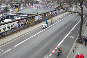  Auf der Revaler Straße im Berliner Bezirk Friedrichshain-Kreuzberg trennen aufgeklebte Fahrbahntrennsteine die Fahrspuren für Fahrzeuge und Fahrräder 