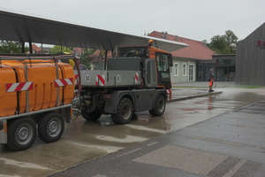  Nach Bedarf werden Reinigungsarbeiten mit Regenwasser und Hochdruckreiniger durchgeführt, wie hier am Zentralen Omnibus-Bahnhof (ZOB) in Pfullendorf. Die senkrechten Glasflächen müssen nicht nachbehandelt werden, wenn kalkfreies weiches Regen- oder Oberflächen-Wasser verwendet wird 