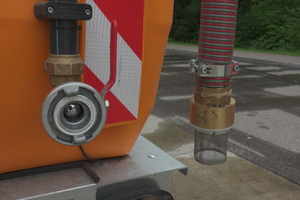  Bewässerungsanhänger mit C-Kupplung für Feuerwehrschlauch (oben) zum Befüllen aus dem unterirdischen Regenspeicher im Betriebshof Pfullendorf. Alternativ ist die Entnahme von Wasser durch den mitgeführten Saugschlauch (unten) und per Saugpumpe z.B. aus dem Stadtsee möglich 