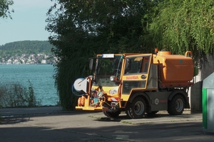  Die Stadt Überlingen hat wie andere Kommunen am Bodensee das Privileg, für den Eigenbedarf Seewasser gebührenfrei entnehmen zu dürfen. Hier tankt ein kommunales Bewässerungsfahrzeug an der in Ufernähe installierten Zapfstelle das nicht aufbereitete Oberflächenwasser 